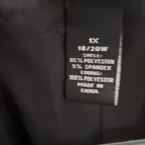 Maggie Barnes Black Floral Blazer - Picture 2 of 3